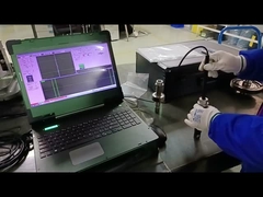 ポータブル渦電流探傷装置は、ギアシャフトの検査に使用されます。