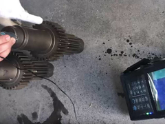 ギアシャフトの携帯型UT (超音波試験)